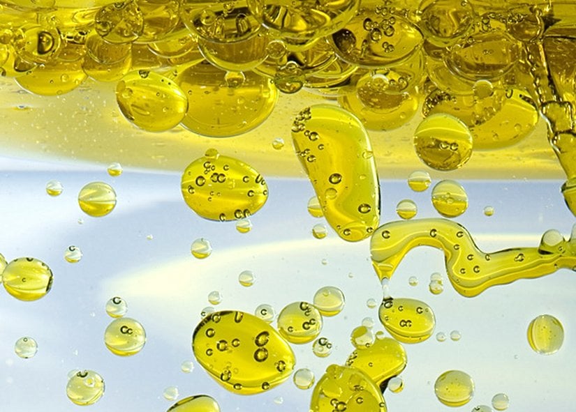 Suyun &uuml;zerine d&ouml;k&uuml;len sıvı yağ