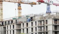 Od kiedy niższe raty kredytu po obniżce stóp procentowych? Ekspert radzi, żeby sprawdzić umowy