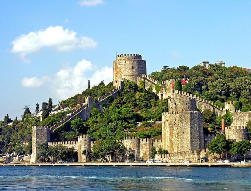 Rumeli Hisarı, 1451-1452 yılları arasında, 2. Mehmet tarafından yaptırılmıştır. İstanbul'un fethinde rol oynamıştır.