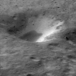 Asteroit Eros Üzerinde İki Tonlu Bir Krater