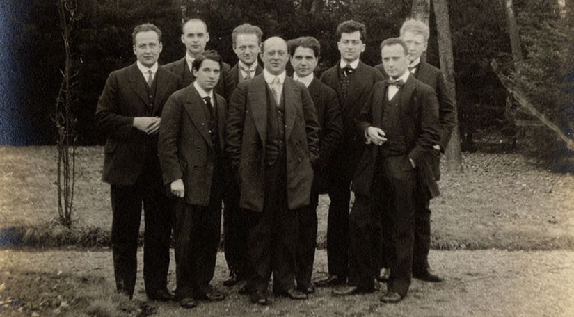 Viyana Çevresi, 1920’lerde ortaya çıkmış olan ve Moritz Schlick, Otto Neurath, Fredrich Waismann, Rudolf Carnap ile anılan felsefe ekolüdür.