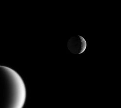 Titan ve Dione’un Hilalleri