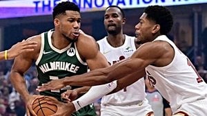 Gilgeous-Alexander Leads Thunder To Blowout Win Over Bucks