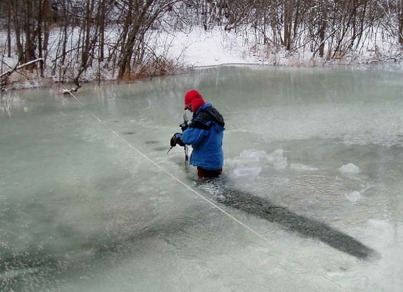 Potamolog (akarsu bilimci), muline cihazıyla akarsuyun hızını ölçüyor. Hız ve kanal boyutu ölçüldükten sonra formül ile debi hesaplanır.