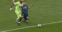 Higler pakt meetlat erbij: penalty van Barcelona teruggedraaid op millimeters
