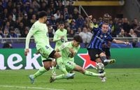 インテルが2年ぶりにCL決勝進出！バルセロナに一時スコアをひっくり返されるも再逆転…2戦合計7-6の死闘を制する（GOAL） - Yahoo!ニュース