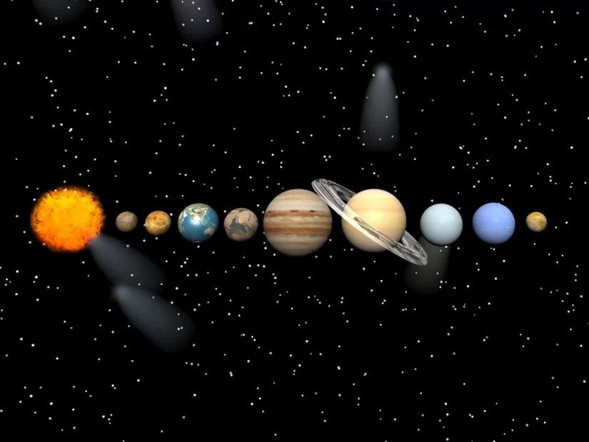 Dört tane de gaz yüzeyine sahip gezegen vardır. Katı karasal yüzeye sahip gezegenlerin yüzeyinde bulunan demir gibi elementler nedeniyle çoğunlukla gri veya kırmızımsı kahverengi görünümündedir. Bununla birlikte yoğun bir atmosfer ve kalın asit bulutları onu çevreleyen Venüs’ün yüzeyini uzaydan tespit etmek zordur. Bulutlarda bulunan kükürt ışığı yansıtır ve Venüs’e fark edilir sarı rengini verir.