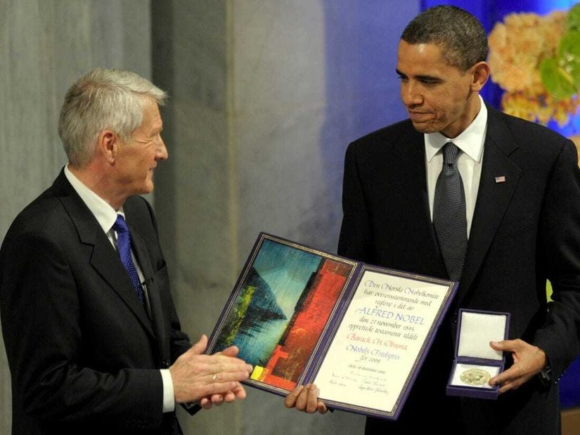 2009'da Nobel Barış Ödülü'nün verildiği eski başkan Barack Obama, şiddetin insan tarihinin bir parçası olduğu ama bizim bunu kontrol edip buna karşı koymak için sosyal yapılar geliştirdiğimiz inancına sahip.