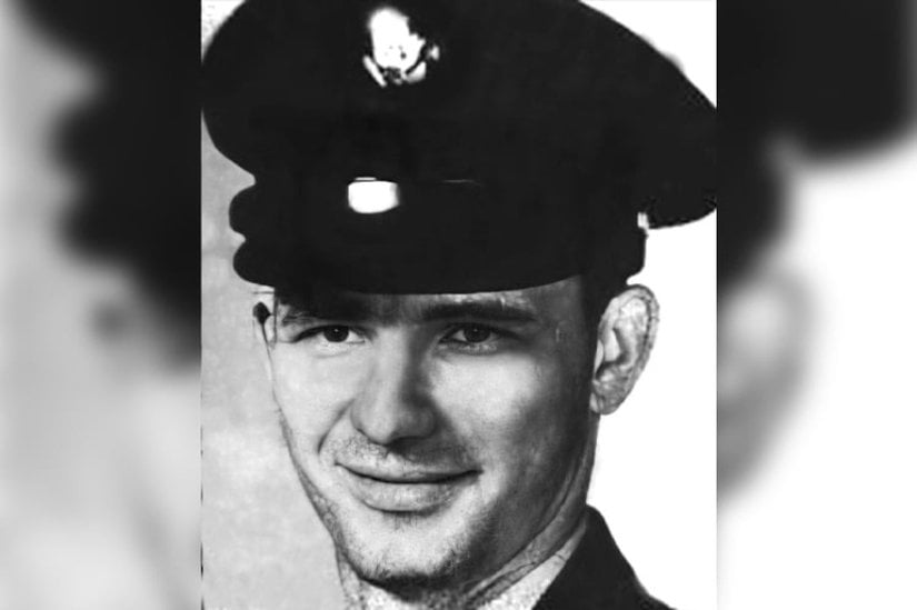 Cinayetler: 28+    Fareli Köyün Kavalcısı lakaplı Dean Corll, ABD tarihinin en kötü seri katillerinden biri olarak anılır. 13 ila 18 yaş arası erkek çocuklarını katleden bu cani, 38’in üzerinde çocuğun ölümünden sorumludur. Diğer lakabı Candyman olan Corll, annesi ve üvey babasının açtığı şekerci dükkanında çalışarak büyüdü. Corll, daha sonra büyüyerek fabrika olan şeker markalarının da başına gelmişti.    Corll, yoksul çocuklara dağıttığı şekerler ile tanınıyordu ve Candyman lakabını da bu zaman almıştı. Daha sonra orduya katılan Corll, eşcinsel eğilimleri olduğu gerekçesiyle ordudan atıldı. Ordudan döndükten sonra şeker işine devam eden Corll, özellikle erkek çocuklara ilgi duyduğu nedeniyle çok defa sorgulandı.     işlerin de kötüye gitmesiyle fabrikayı kapatan Dean Corll bir elektrik teknisyeni olarak çalışmaya başladı ve bu dönemde David Brooks ile tanıştı. İlk cinayetini de David Brooks ile işleyen Dean Corll, daha sonra David’in arkadaşı Elmer Wayne ile tanıştı.    Bu grup üçlü olarak cinayet işlemeye başlamıştı. Grupta cinayetleri Dean işliyor, Elmer kurbanları buluyor ve David ise uyuşturucu karşılığında cinayetlere yardımcı oluyordu. Dean Corll’un ölümü ise oldukça garip. Corll’un evine birlikte vakit geçirmek için kızlar getiren Elmer Wayne, daha sonra kendini Corll’un kurbanı olarak buldu. Arkadaşlarını ve kendini kurtarmak için Dean’i öldüren Elmer Wayne, polise teslim olarak tüm olayları gün yüzüne çıkardı.