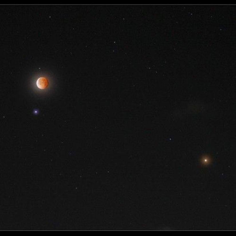 Fotoğrafta, 15 Nisan 2014 gecesi Ay'ın kıpkırmızı olan tutulması görülüyor. Tutulma, yaklaşık 1 saat boyunca sürdü. Ne yazık ki ülkemizden görülememiş olsa da, Batı Yarımküre'nin uzun yıllardır bu kadar net olarak gördüğü ilk ay tutulması olduğu için, profesyonel ve amatör astronomlarca heyecanla karşılandı. Bu fotoğraf, Karayip Adaları'nda bulunan Barbados Adası'ndan Ay'ın ve genel olarak gökyüzünün görüntüsü. Fotoğrafta, Ay'ın hemen altındaki parlak beyazımsı-mavimsi gök cismi Spica isimli yıldız. Başak takımyıldızının alfa yıldızı olarak biliniyor. Ay'dan sadece 2 derece kadar uzakta. Öte yandan, Ay'ın sağ alt köşesinde, yaklaşık 10 derece kadar açıkta görülen parlak kırmızı cisim ise "Kızıl Gezegen" olarak bilinen Mars. Bu anda Mars, halen tutulmadan birkaç gün önce meydana gelen hizalanmadan yeni yeni çıkıyor ve bu sebeple gökte parlak bir şekilde görülüyor.