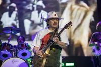 Malore per Carlos Santana prima del concerto: trasportato d’urgenza in ospedale, come sta