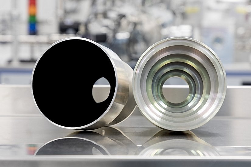 Vantablack S-VIS kaplamalı bir deflektörün kaplamasız bir ünitenin yanında yan yana görünümü.  Baffle Malzemesi: Vantablack S-VIS kaplamadan önce uygulanan MIL-DTL-5541, Tip I, Sınıf III kromat kaplamalı 6061-T6 alüminyum.