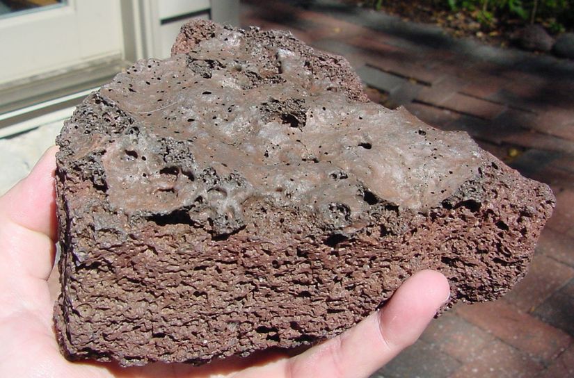 New Mexico'dan bir veziküler bazalt örneği. Bir önceki fotoğrafta olduğu gibi, üstteki camsı kabuk, erimiş lavın havaya maruz kaldığı ve hızla soğuduğu yerdir. Bir göktaşı füzyon kabuğu değildir. Bazaltlar, çoğunlukla gri veya siyahtan pas rengine kadar çeşitli renklerde gelir.