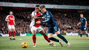 Arsenal Aims For Title Against Struggling Manchester United