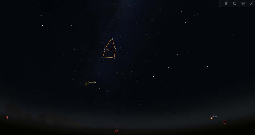 Turuncu ile işaretlediğimiz ev benzeri yapı Cassiopeia takım yıldızının bazı yıldızlarını barındırıyor ve gökyüzüne baktığınızda çok belirgin bir duruşu var, bu sayede doğru yöne baktığınızda kolaylıkla bulabilirsiniz. Perseus (Kahraman) takım yıldızı da bunun hemen altında Perseid'lerin olduğu bölgede, lakin onu gözle tanımak biraz daha zor.