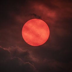 Orman Yangını Dumanı Ardından Kırmızı Güneş