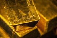 Gold Holds Near Record as Growing Trade War Fears Rattle Markets