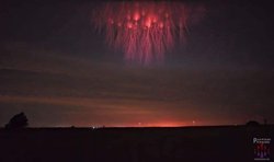 Meksika depremi sırasında veya öncesi/sonrasında görülen korkunç yıldırımlar nasıl oluştu? Bunlar gerçekten yıldırım mı yoksa deprem ışıkları mı?