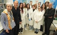 “Santa Maradona”. Fondazione piemontese per la ricerca sul cancro: Marco Ponti e Stefano Accorsi consegnano l’assegno di 50.000 euro - Voce Pinerolese