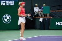 Wasteful Tauson crashes out in Miami against injury-plagued Badosa | Flashscore.com