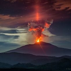 Etna Yanardağı Üzerinde Işık Sütunu