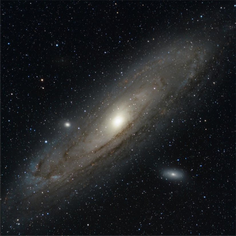Andromeda Galaksisi'nin sarmal kolları ve bünyesindeki uydu galaksi