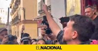 Pablo Iglesias hace volar el micrófono de un agitador ultra en la presentación de su libro