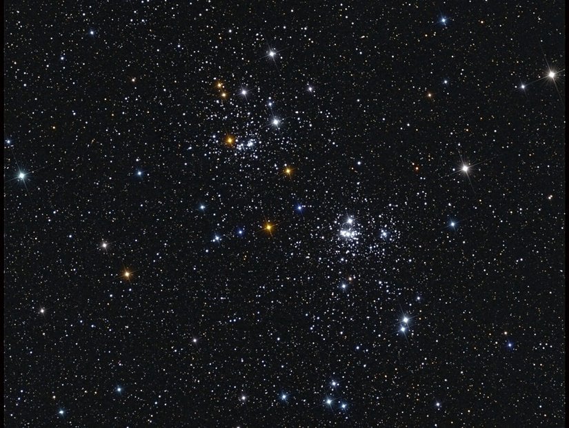 Çift Küme (İng. "Double Cluster") gibi yıldız kümeleri, çıplak gözle seçilebilmektedir.