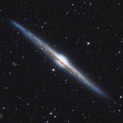 NGC 4565: Kenardan Görülen Galaksi