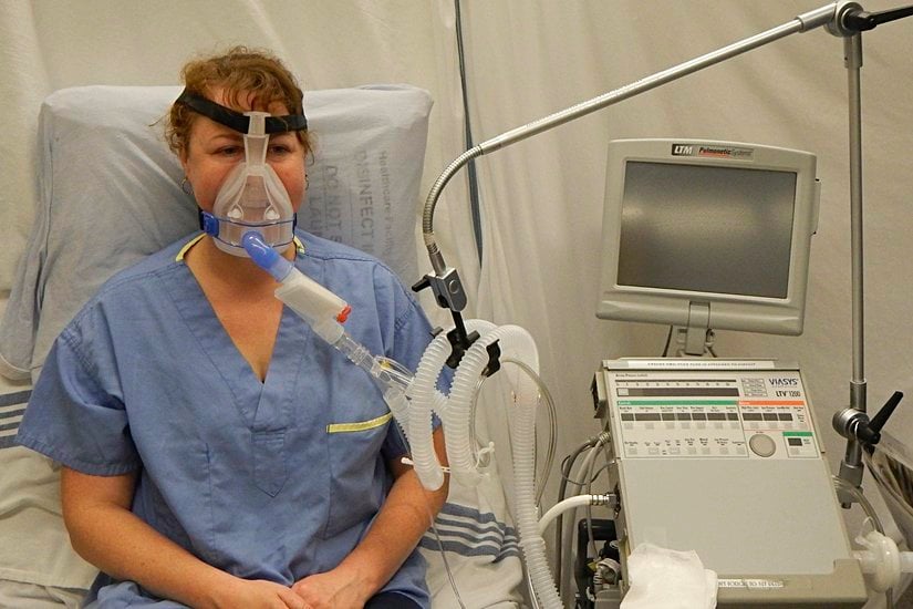 Solunumu destekleyen non-invaziv BiPAP ventilatör cihazı.