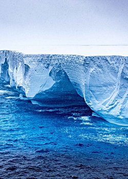 A23a: Antarktika'da Dünya'nın En Büyük Buzdağının İzini Sürmek!