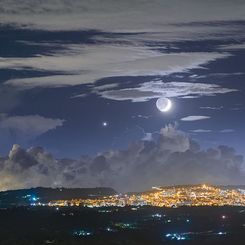 Sicilya Semalarında Dünya Işığıyla Aydınlanan Ay