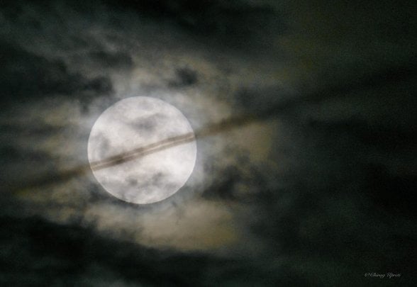 Chirag Upreti, dolunayın önünden geçen bir uçak izini yakaladı.