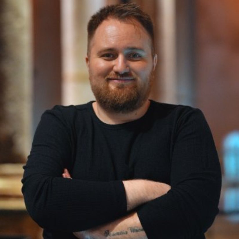 Çağrı Mert Bakırcı akademisyen, yazar, Bilim İletişimcisi, Evrim Ağacı Platformu kurucusu ve idari sorumlusu, popüler bilim yazarı ve anlatıcısıdır. İlkokul ve Ortaokul tahsilini TED Ankara Koleji, Lise tahsilini ise Çankaya Milli Piyango Lisesi’nde tamamlamıştır.    2013 senesinde, Orta Doğu Teknik Üniversitesi (ODTÜ) Makine Mühendisliği Bölümü’nden mezun olmuştur. Ardından Texas Tech Üniversitesi’nde doktora çalışmalarına başlayan Bakırcı, üniversitede önce asistanlık, sonrasında ise yarı zamanlı okutman olarak görev yapmıştır.    Makine mühendisliğindeki çalışmaları sırasında Biyoloji Bölümü’nden de yan dalını tamamlamıştır. Doktora konusu, evrimin teorik ve matematiksel altyapısının modern mühendislik ve robotik alanlarına uygulanması üzerinedir.    Mühendislik ile evrimsel biyoloji arasındaki köprüyü kurarak, Algoritmik Evrim Teorisi adı verilen daha genel ve biyolojinin sınırlarının ötesine çıkan bir teorinin inşa edilmesi üzerine araştırmalar gerçekleştirmiştir. Günümüzde de Evrimsel algoritmalar, evrimsel robotik, makine öğrenmesi ve yapay zekâ gibi alanlarda akademik çalışmalarına devam etmektedir.    5 Kasım 2010 tarihinde, Orta Doğu Teknik Üniversitesi (ODTÜ) Biyoloji ve Genetik Topluluğu (BİYOGEN) altında Evrim Ağacı isimli grubu kurmuştur. Evrim Ağacı Platformu, Türkiye’nin en önde gelen evrimsel biyoloji ve popüler bilim oluşumlarından biri olarak, Bakırcı liderliğindeki çalışmalarını sürdürmektedir.    Bakırcı, Evrim Ağacı bünyesinde bugüne kadar 500'ün üzerinde bilim makalesi, 4000'in üzerinde popüler bilim içeriği yayınlamıştır.