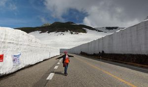 Snow Causes Major Traffic Disruptions On Kyoto Route 9