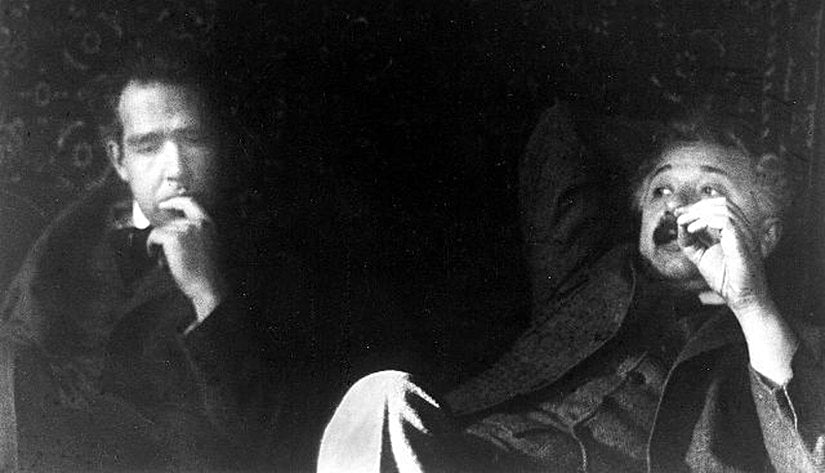 Fotoğrafta Kuantum Fiziği'nin babaları arasında yer alan Niels Bohr ile İzafiyet Teorisi'nin babası ve Kuantum Teorisi'ne bol bol katkılarda bulunmuş olan Albert Einstein görülüyor. İkili, bir diğer önemli teorik fizikçi olan Paul Ehrenfest'in Hollanda'nın Leiden kentinde bulunan evinde bulunuyor. Sözü edilen kişilerin sıklıkla bir araya gelerek dönemlerinin fiziğine yön verecek tartışmalar yaptıkları biliniyor. Böylesi rahat bir ortamda yapılan tartışmaları ve bu tartışmalardan çıkarılan sonuçlar, Niels Bohr tarafından "Atom Fiziğinin Epistemolojisi Üzerine Einstein ile Tartışmalar" başlığıyla 1949 yılında yayımlanmıştır. Bu tartışmalar, bilim felsefesine yaptığı önemli katkılardan ötürü anılmaktadır.