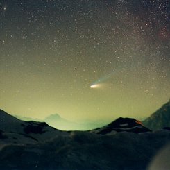 Val Parola Geçidi Üzerinde Hale-Bopp Kuyrukluyıldızı