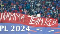 RCB get a grand welcome from fans at the Chinnaswamy