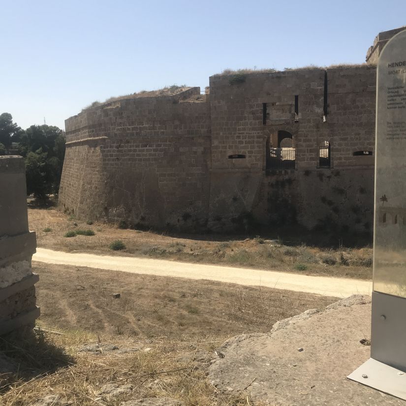 Mağusa Kalesi Karanın yanı ve Eskiden Sularla Dolu Hendekler