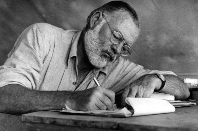 Bipolar ünlüler listemizin kapanışını edebiyat dünyasının en büyük dâhilerden biri Ernest Hemingway ile yapıyoruz. Her ne kadar homososyalliğin hakim olduğu yazım diliyle günümüz popüler kültüründe kendine pek yer bulamasa da Hemingway edebiyat dünyasının çığır açan isimlerinden biri. Nobel ödüllü ünlü yazarın neredeyse tüm hayatı, manik-depresif dürtüler ile mücadele içerisinde geçmişti. Hemingway’in bu dürtüleri ise aileden geliyordu. Zira Hemingway’in anne babası, ardından oğlu ve torunu da bipolar bozukluğuna sahipti. Tedavi edilmeyen bipolar bozukluğu ise ağır depresyon ve paranoyayı beraberinde getirdi. Hemingway özellikle ölüm konusuna paranoya derecesinde takıntılıydı. Hemingway’in bu takıntısı en sonunda, 1961 yılında kendini başından vurarak intihar etmesine yol açtı.