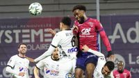Ligue 2 : un carton rouge et un match nul, le Clermont Foot se saborde à la maison face à Amiens - ici