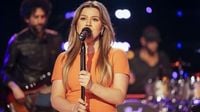 Kelly Clarkson tells her audience she’s ‘lost, alone, a lot’ as she marks 1000th episode | CNN