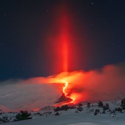 Patlayan Etna Yanardağı Üzerindeki Işık Sütunu