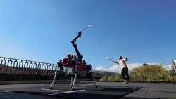 Bilim İnsanları AI Destekli Robot Köpeğe Badminton Oynatmayı Öğretti.