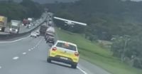 Motoristas levam susto com pouso forçado de avião em rodovia de Santa Catarina