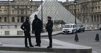 'Criminal gang posed as workmen' in seven-minute Louvre jewellery heist