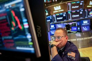 S&P 500 Declines Amid Tariff Concerns And Mixed Earnings