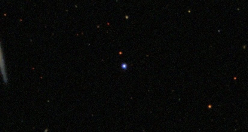 Sloan Digital Sky Survey Data Release 9 (DR9) tarafından görüntülenen TON-618’in kuasarı. Merkezdeki mavi nokta.