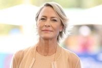 Robin Wright Says Leaving the U.S. for England Has Been 'Liberating': 'America Is a S---show'