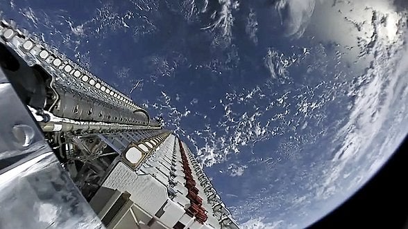 SpaceX Falcon 9 roketi ile yörüngeye yerleştirilmek üzere taşınan üst üste istiflenmiş 60 Starlink test uydusu.
